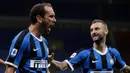 Bek Inter Milan, Diego Godin berselebrasi usai mencetak gol ke gawang Torino pada pertandingan lanjutan Liga Serie A Italia di stadion San Siro di Milan, Italia (13/7/2020). Inter Milan menang telak 3-1 atas Torino. (AP Photo/Luca Bruno)