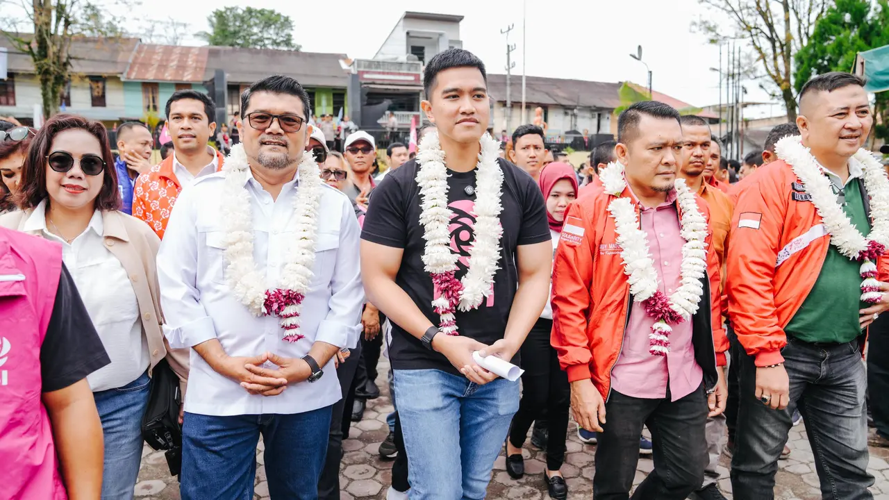 Ketua Umum Partai Solidaritas Indonesia (PSI) Kaesang Pangarep melanjutkan safari politiknya di Sumatera Utara. Adapun kali ini dia menghadiri konsilidasi internal partainya di kabupaten Dairi.