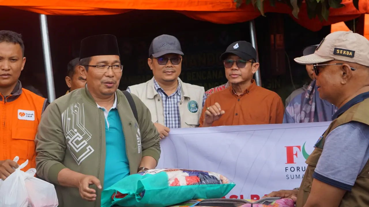 Kemenag, BAZNAS, dan Lembaga Amil Zakat (LAZ) yang tergabung dalam Forum Zakat (FOZ) menyerahkan bantuan sebanyak Rp180 juta kepada korban terdampak banjir Sumbar. (Istimewa)