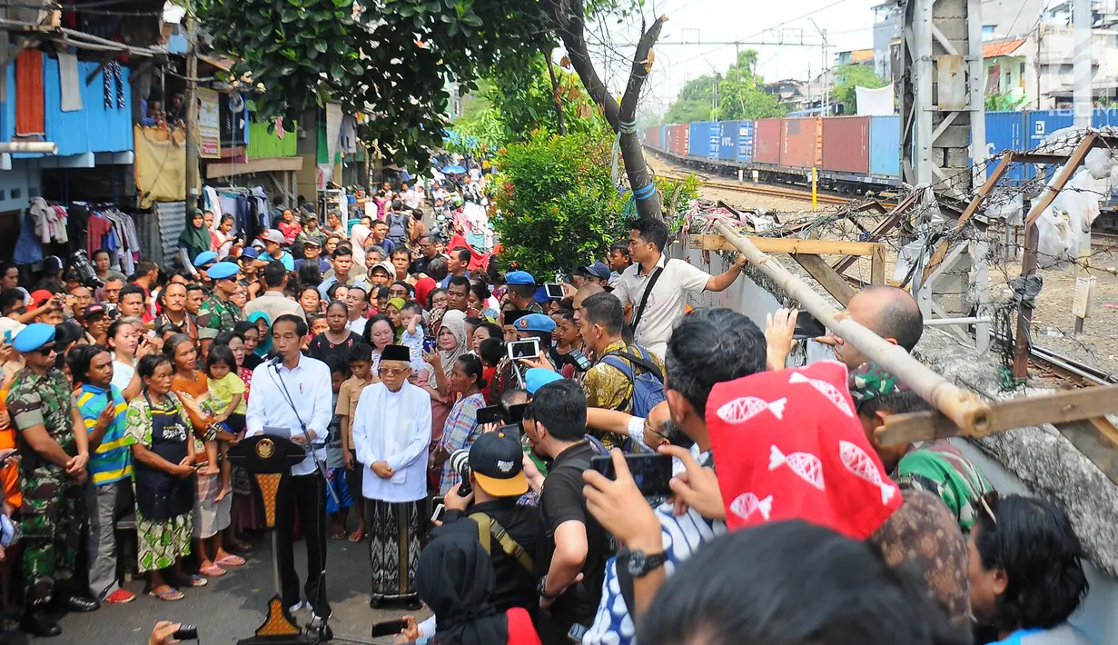 Pasangan Capres Cawapres Joko Widodo (Jokowi)-Ma'ruf Amin menyampaikan pidato kemenangannya di Kampung Deret, Tanah Tinggi, Jakarta, Selasa (21/5/2019). Pidato tersebut menanggapi keputusan KPU yang menetapkan pasangan Jokowi-Ma'ruf Amin sebagai pemenang Pilpres 2019. (Liputan6.com/Angga Yuniar)