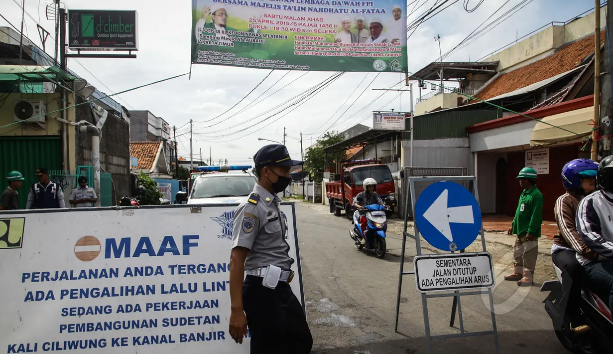 Petugas menjaga jalan yang terkena pengalihan arus di kawasan Otista, Jakarta, Kamis (23/4/2015). Jalan Otto Iskandardinata 3 akan ditutup selama 70 hari karena proyek pembangunan sodetan Kali Ciliwung kembali dilanjutkan. (Liputan6.com/Faizal Fanani)