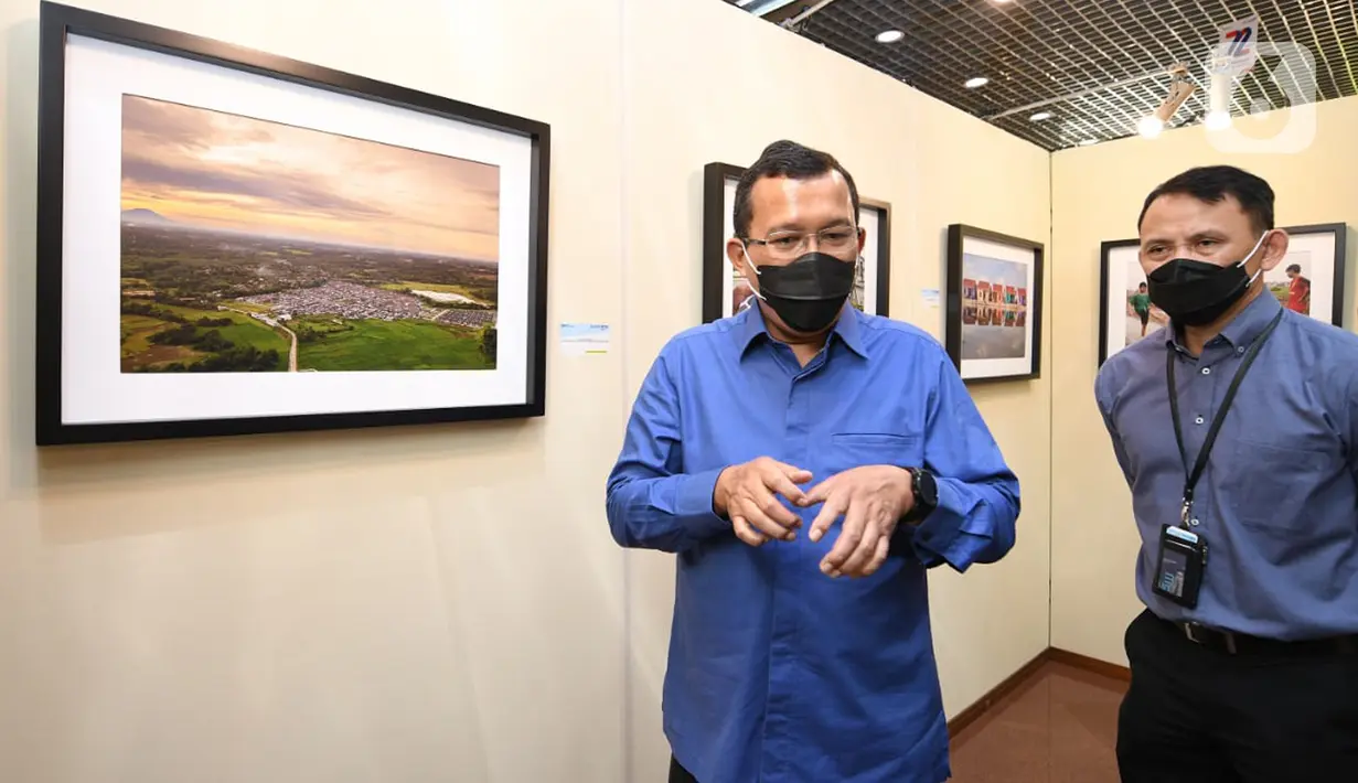 Direktur Utama Bank BTN Haru Koesmahargyo Bersama Corporate Secretary Bank BTN Ari Kurniaman meninjau Pameran Foto Anugerah Jurnalistik Bank BTN Tahun 2022 di Menara BTN, Jakarta, Kamis (10/3/2022). (Liputan6.com/HO/BTN)