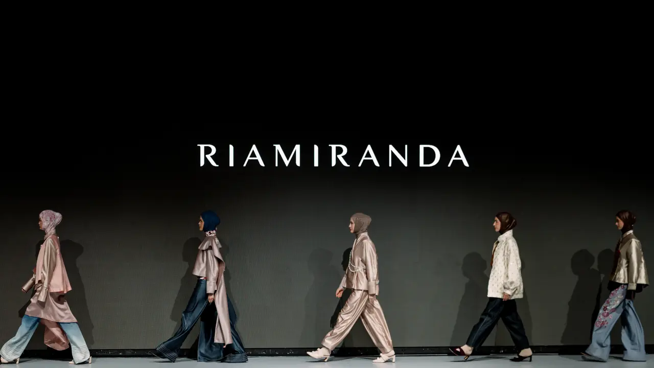 Emosi Kontras Modestwear Rancangan Ria Miranda di Koleksi Busana Juxtaposed