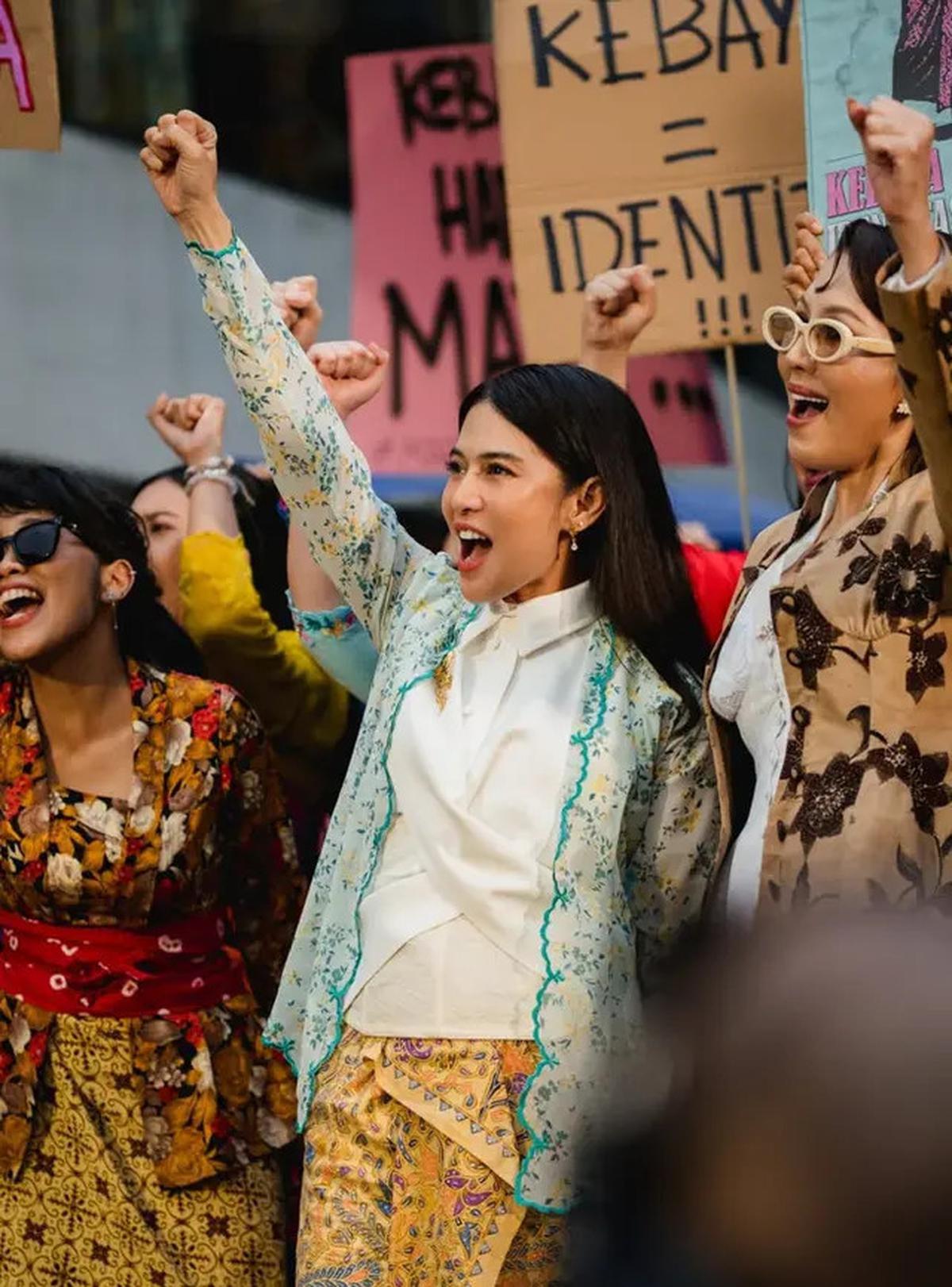 5 Foto Detail Kebaya Dian Sastrowardoyo, Tampil Simpel tapi Memikat di Hari Kebaya Nasional 2025