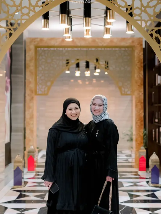 Mirip dengan Aurelie Hermansyah, Kesha Ratuliu juga kenakan pleated dress dengan belt [@tomy.askar]