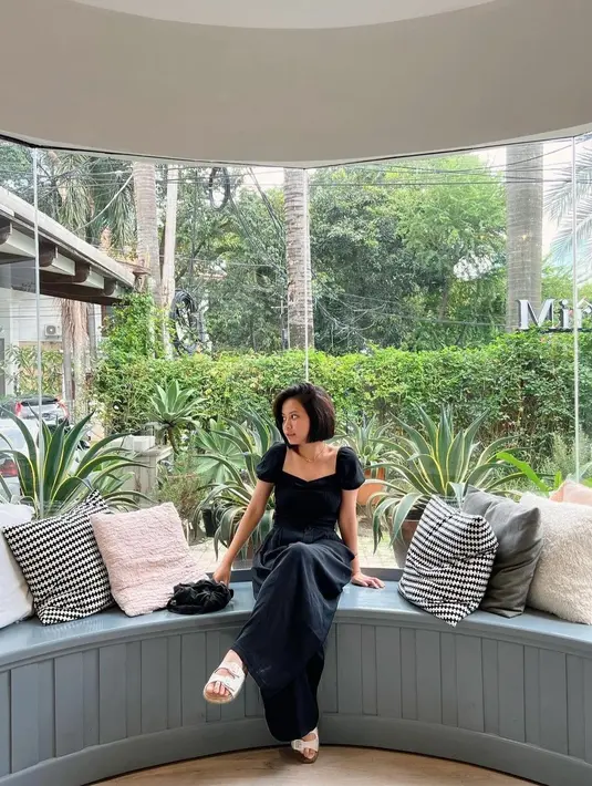 Meski penampilannya serba hitam, namun Hanggini terlihat begitu feminin, apalagi dengan bentuk baju yang seperti ini