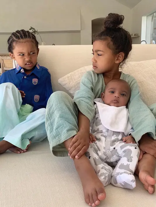 Putra Kim, Saint West bergabung dengan North West dan Psalm West. Tak hanya itu, Saint West dan North West saling bermain ekspresi wajah. (Liputan6.com/IG/@kimkardashian)