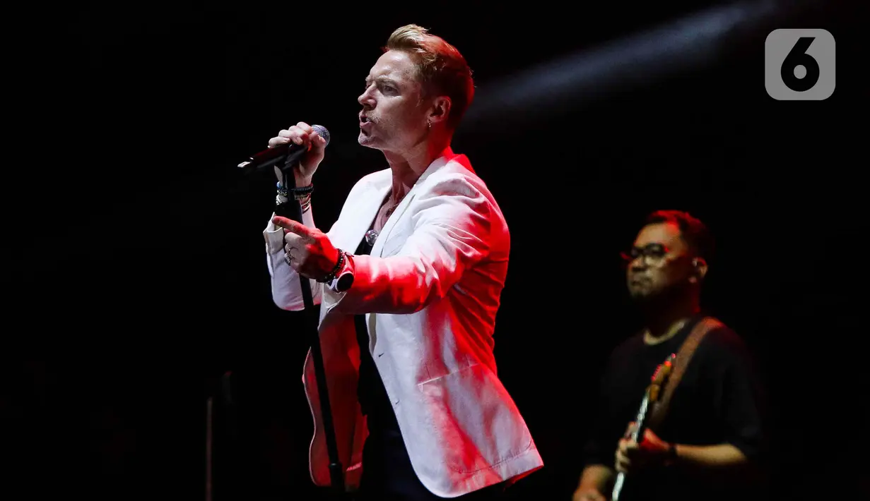 Dalam penampilannya di The 90's Festival, Ronan Keating membuka dengan lagu "When You Say Nothing At All". (Liputan6.com/Herman Zakharia)