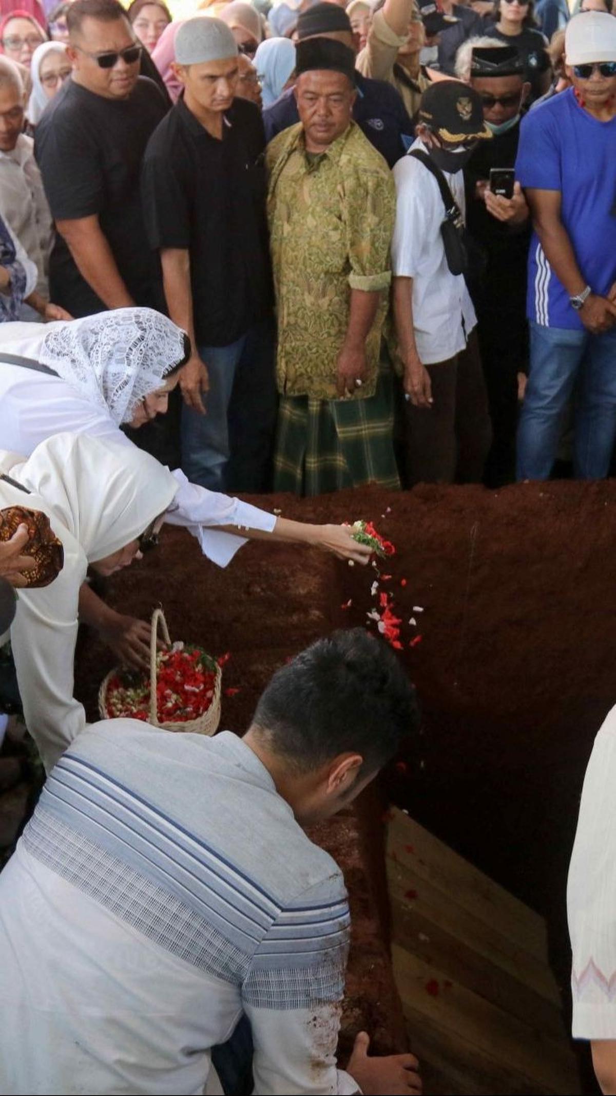 Isak tangis anak-anak pun pecah saat jenazah sang ayah sudah terkubur tanah.&nbsp;Foto: Liputan6.com / Herman Zakharia&nbsp;<br>