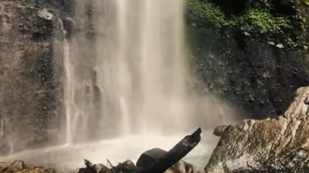 Akses menuju objek wisata alam Curug Cibeureum di kawasan Selabintana, Kabupaten Sukabumi, Jawa Barat, lumpuh total akibat longsor yang menutup jalur utama berupa jembatan penghubung. (Liputan6/Fira Syahrin)