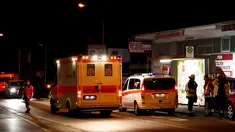 Petugas layanan darurat berdatangan ke lokasi dimana seorang remaja menyerang penumpang kereta di dekat kota Wurzburg, Jerman, Senin (18/7). Remaja keturunan Afganistan (17) itu menyerang dengan menggunakan kapak dan pisau. (REUTERS/Kai Pfaffenbach)