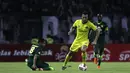 Bek Persik Kediri, Jefferson Alves, berebut bola dengan penyerang Persebaya, Oktafianus Fernando, pada laga pembuka Shopee Liga 1 2020, Sabtu (29/2). Persebaya dan Persik bermain imbang 1-1. (Bola.com/Yoppy Renato)