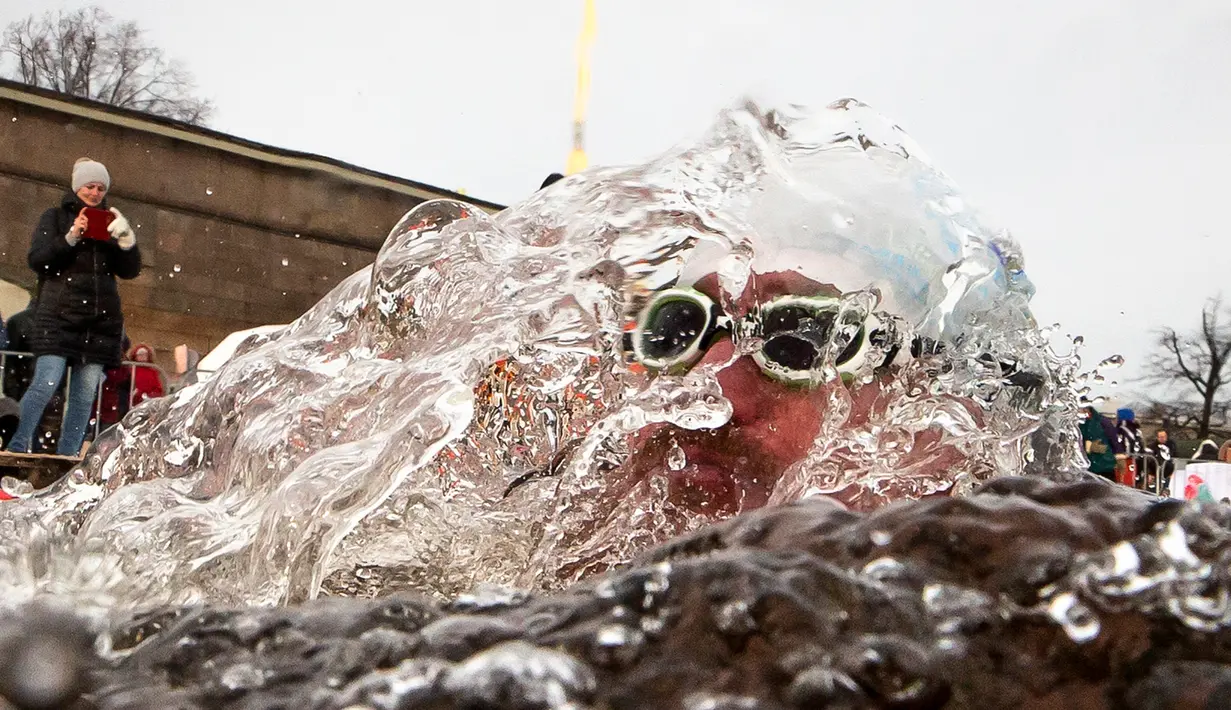 Seorang peserta mengambil bagian dalam kompetisi renang di air es dari sungai Neva selama Big Neva Cup of Ice Swimming di St.Petersburg, Rusia, 2 Maret 2019. Sekitar 150 dari 12 negara mengikuti kompetisi renang dengan suhu - 6 C. (AP/Dmitri Lovetsky)