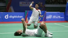 Pasangan Indonesia, Apriyani Rayahu/Siti Fadia, melakukan selebrasi usai menaklukkan wakil Thailand, Benyapa Aimsaard/Nuntakarn Aimsaard, pada laga final cabang olahraga bulutangkis SEA Games 2021 di Bacqiang Gymnasium, Minggu (22/5/2022). Indonesia menang dengan skor 21-17 dan 21-14. (Bola.com/Ikhwan Yanuar)