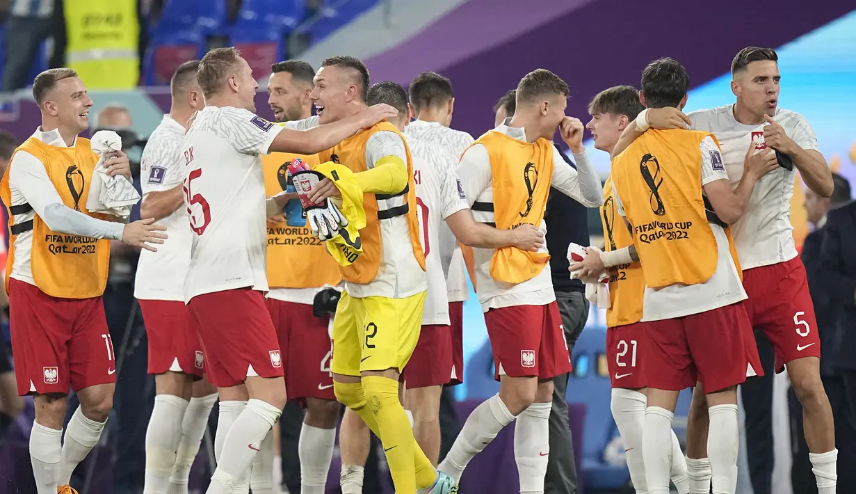 <p>Reaksi gembira para pemain Polandia setelah lolos ke babak 16 besar Piala Dunia 2022 meski kalah dengan skor 0-2 dari Argentina pada matchday ketiga Grup C yang berlangsung di Stadion 974, Doha, Kamis (01/12/2022). (AP/Ariel Schalit)</p>