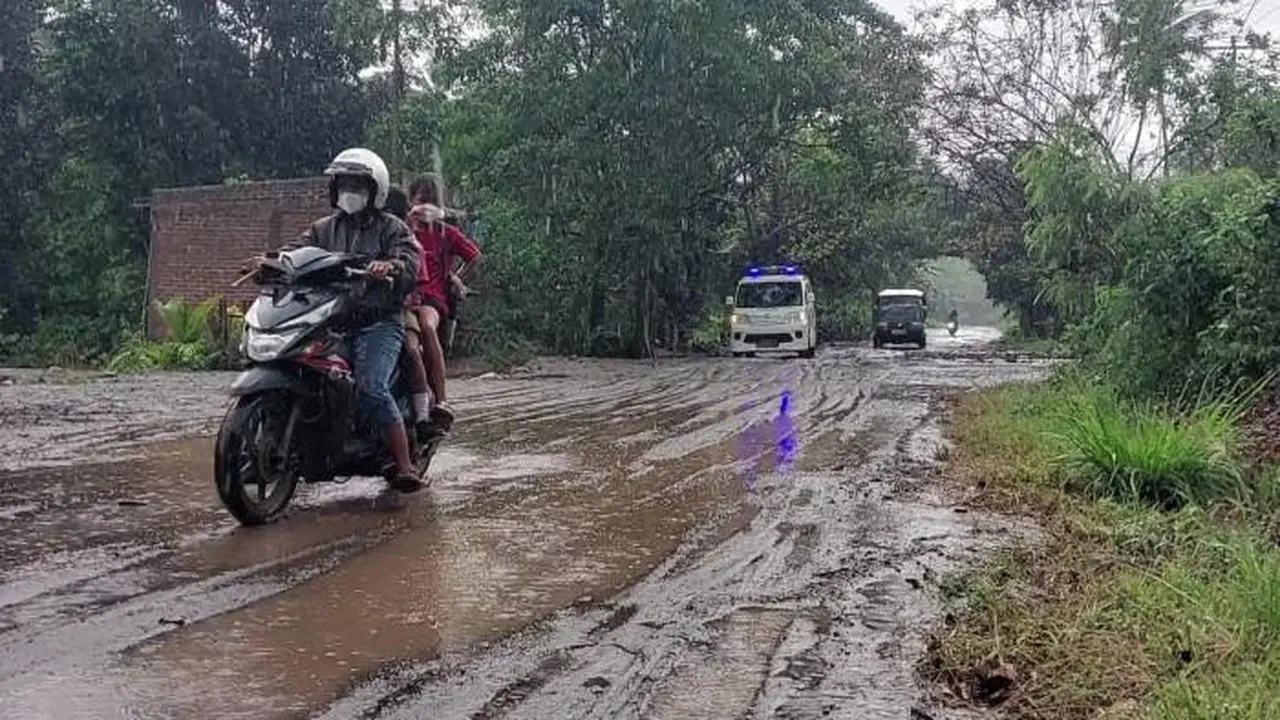 Situasi jalan di kawasan rawan bencana Gunung Lewotobi Laki-laki usai banjir lahar dingin menerjang wilayah itu