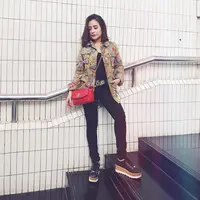 Anti ribet, coba layering outfit dengan variasi outer pilihan aktris Indonesia ini. (Sumber foto: prillylatuconsina96/instagram)