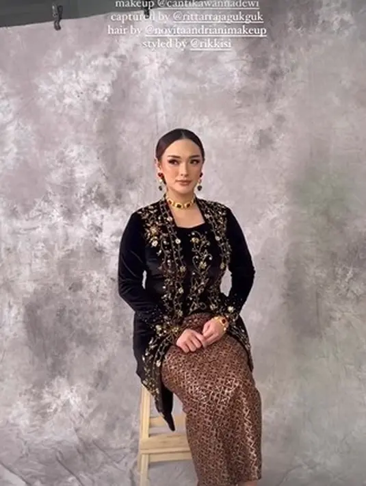 Zaskia tampil cantik mengenakan kebaya suede hitam yang dipadukan dengan batik dan beberapa perhiasan.  @cantikawannadewi.