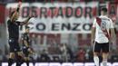 Wasit, Dario Herrera (kiri) memberikan kartu merah kepada pemain River Plate, Agustin Palavecino dalam laga yang bertajuk Superclasico tersebut. Sebanyak tujuh kartu merah harus dikeluarkan Dario Herrera dari saku celananya sebagai hukuman untuk tiga pemain River Plate dan empat pemain Boca Junior. (AP Photo/Gustavo Garello)