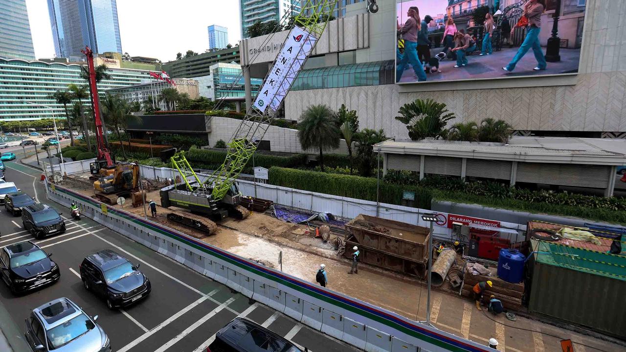 FOTO: Revitalisasi Stasiun MRT Bundaran HI Ubah Sementara Tata Trotoar Jalan Thamrin