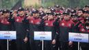 Sejumlah atlet Indonesia melakukan hormat bendera saat pengukuhkan kontingen Indonesia untuk SEA Games 2023 Kamboja yang berlangsung di Kantor Kemenpora, Senayan, Jakarta, Selasa (02/05/2023). Sebanyak 599 atlet akan tampil dalam 31 cabang olahraga. (Bola.com/Bagaskara Lazuardi)
