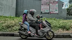 Warga melintasi spanduk meminta pelantikan RT di Meruya di Perumahan Taman Villa Meruya (TMV) Meruya Selatan, Kembangan, Jakarta Barat, Sabtu (26/2/2022). (Liputan6.com/Faizal Fanani)