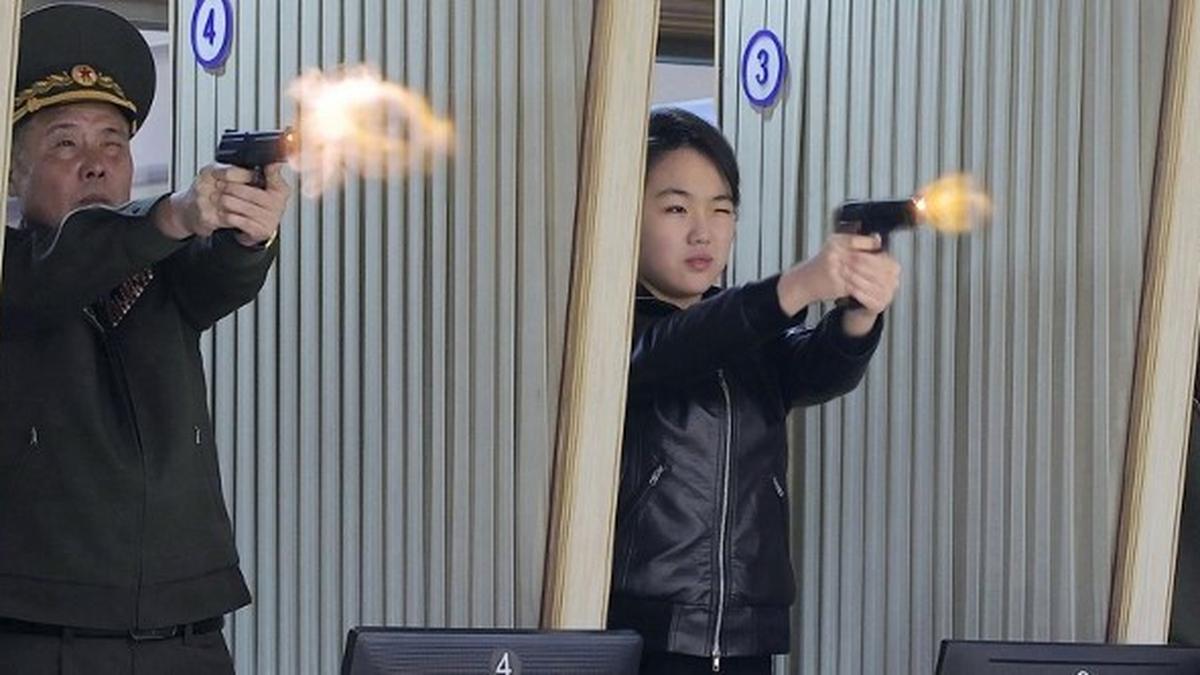 Potret Putri Kim Jong Un Mencoba Pistol, Bergaya dengan Jaket Biker Kulit