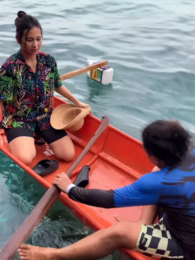 6 Gaya Sederhana Indah Permatasari Libur Lebaran di Kampung Halaman Arie Kriting, Tetap Menawan Pakai Kaus hingga Celana Pendek