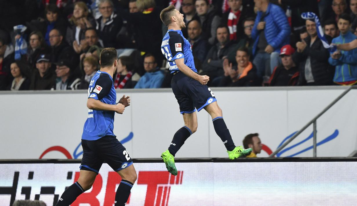 Selebrasi gol pemain Hoffenheim, Andrej Kramaric (kanan) saat melawan Bayern Munchen pada lanjutan Bundesliga Jerman di Rhein-Neckar-Arena, Sinsheim, Selasa(4/4/2017). Hoffenheim menang 1-0. (Uwe Anspach/dpa via AP)