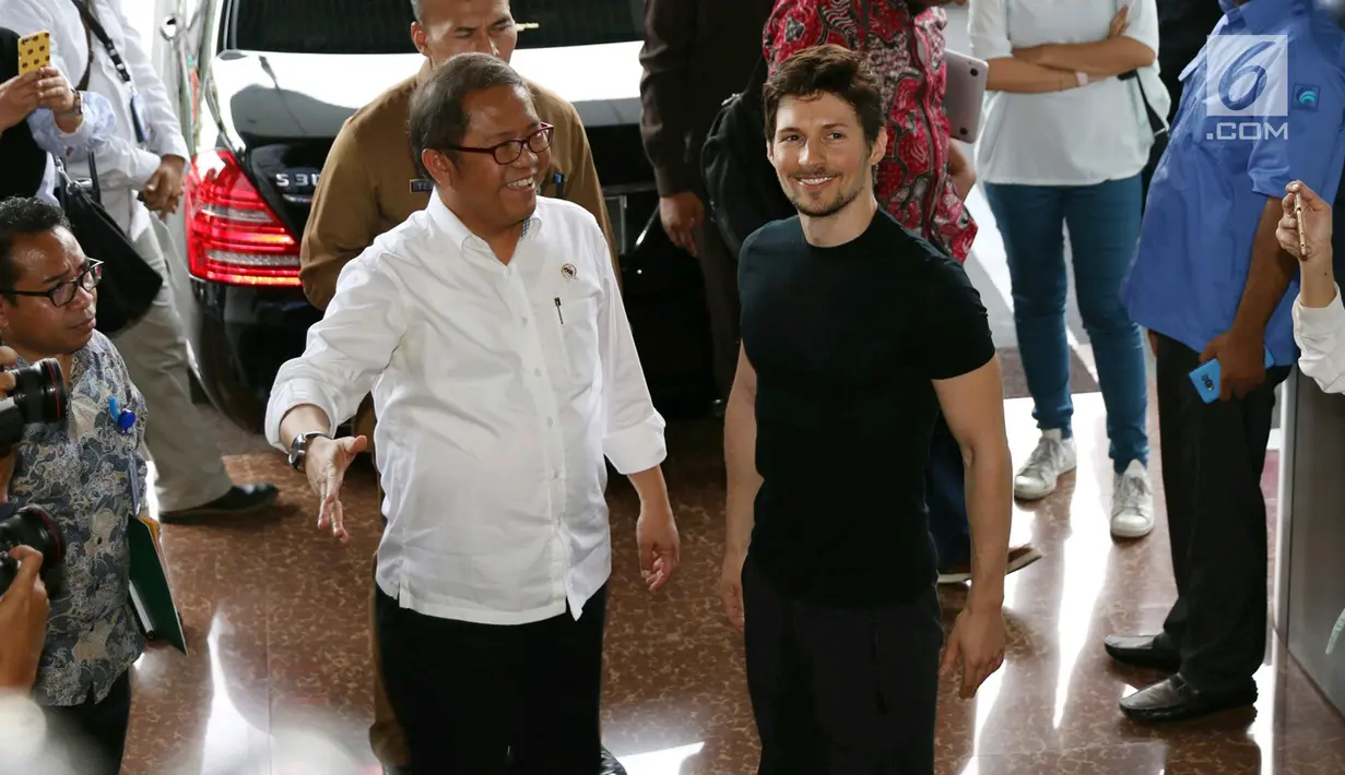 Menteri Komunikasi dan Informatika, Rudiantara menyambut kedatangan pendiri sekaligus CEO Telegram, Pavel Durov setibanya di kantor Kemenkominfo, Jakarta, Selasa (1/8). Keduanya menggelar pertemuan yang berlangsung tertutup. (Liputan6.com/Angga Yuniar)