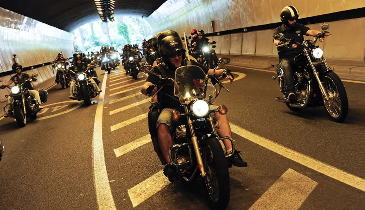 Para pengendara motor besar Harley Davidson berparade di jalanan kota untuk merayakan Barcelona Harley Days 2014, (6/7/2014). (AFP PHOTO/Josep Lago)