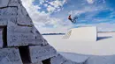 Pemain BMX profesional, Daniel Dhers menunjukkan aksinya bermain sepeda BMX di Salt Park Project, Uyuni, Bolivia pada April 2016. Arena BMX di gurun garam ini merupakan pertama kalinya dibangun untuk pertunjukkan para pemain BMX profesional.  (Reuters)