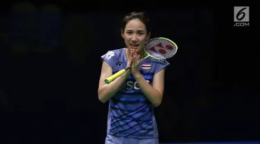 Pebulu tangkis Thailand, Nitchaon Jindapol memberi salam usai dikalahkan pemain Jepang Sayaka Sato di Semifinal Indonesia Open 2017 di Jakarta, Sabtu (17/6). Jindapol kalah 21-13, 18-21, 14-21. (Liputan6.com/Helmi Fithriansyah)