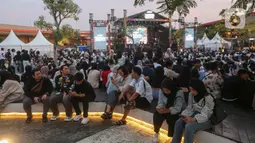 Ribuan muda mudi mendatangi acara Pertamina Weekend Fest 2024 untuk menikmati penampilan musisi tanah air sekaligus menikmati waktu di akhir pekan. (Liputan6.com/Angga Yuniar)