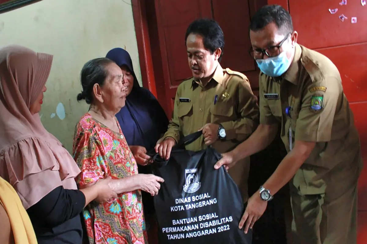 Warga disabilitas di Kota Tangerang mulai mendapatkan bansos dampak BBM naik
