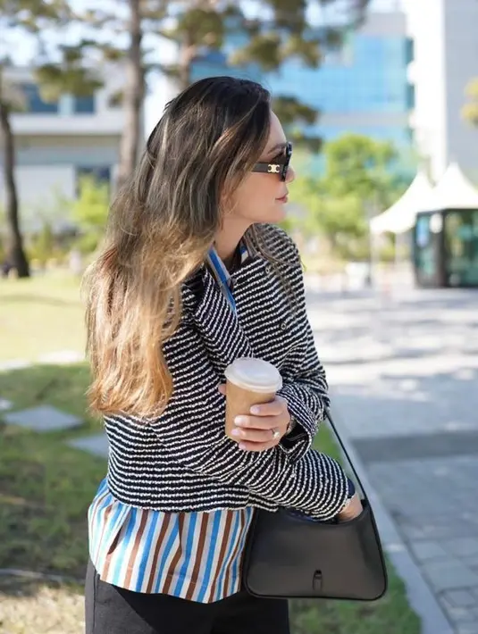 Bertemu Dubes RI di Seoul, Luna Maya dia tampil stylish memadukan tweed blazer, stripe shirt, dan long pants. (Instagram/lunamaya).
