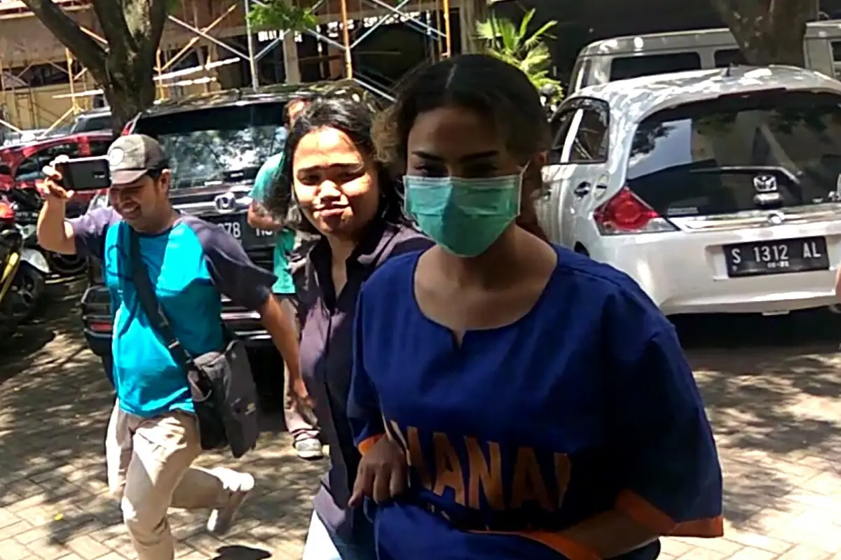 Tersangka kasus prostitusi online di Surabaya, artis VA untuk pertamakalinya mengenakan baju tahanan Polda Jatim berwarna biru, Kamis (7/2/2019).