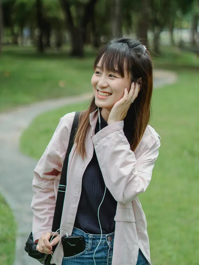 2. Berjalan Santai sambil Mendengarkan Podcast Favorit