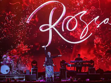 Penyanyi Rossa memeriahkan Titik Kumpul Festival 2024 di Stadion Madya GBK, Jakarta, Sabtu (27/4/2024). (Liputan6.com/Angga Yuniar)
