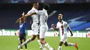 Pemain Paris Saint-Germain (PSG), Marquinhos dan Thilo Kehre, melakukan selebrasi usai mencetak gol ke gawang Atalanta pada laga perempat final Liga Champions di Stadion Da Luz, Rabu (12/8/2020). PSG menang 2-1 atas Atalanta. (David Ramos/Pool,via AP)