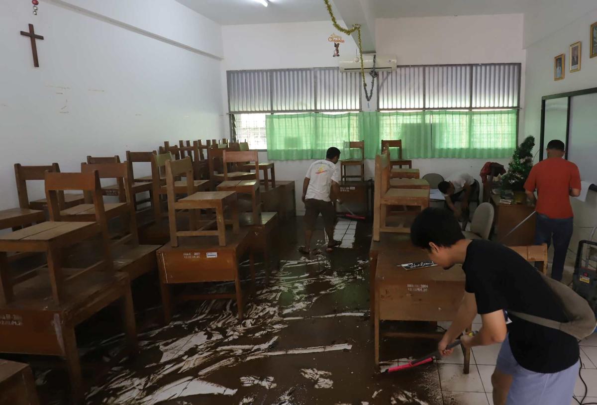Banjir di SMAN 60 Jakarta mulai surut
