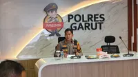 Kapolres Garut AKBP Wirdhanto Hadicaksono, menyampaika capaian refleksi akhir tahun, dalam rilis refleksi kinerja polres Garut, di Mapolres Garut, Sabtu (31/12/2022). (Liputan6.com/Jayadi Supriadin)