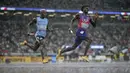 Pelari Amerika Serikat, Jacory Patterson (kanan) dan pelari Botswana, Letsile Tebogo (kiri) berkompetisi dalam nomor estafet 4 x 400 meter putra di Kejuaraan Dunia Atletik di Tokyo, Jepang, Minggu (21/09/2025). (AP Photo/Louise Delmotte)
