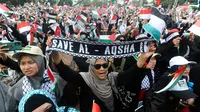 Massa dari Koalisi Indonesia Bela Baitul Maqdis (KIBBM) melakukan Aksi Bela Palestina di Masjid Al Azhar, Jakarta Selatan, Minggu (15/10/2023). Aksi yang diikuti oleh ribuan warga ini juga memberikan dukungan dana kepada warga Palestina. (merdeka.com/Arie Basuki)