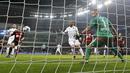 Pemain AS Roma, Danielle de Rossi, mencetak gol kedua ke gawang Bayer Leverkusen di laga Grup E Liga Champions, Rabu (21/10/2015) dini hari WIB. (Reuters/Wolfgang Rattay) 