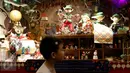Seorang anak melintas di depan etalase atraksi boneka bergerak di Mal Taman Anggrek, Jakarta, Kamis (19/11). Mal Taman Anggrek menghadirkan suasana Natal lebih awal dengan atraksi boneka bergerak dan pohon natal setinggi 19 m. (Liputan6.com/Yoppy Renato)