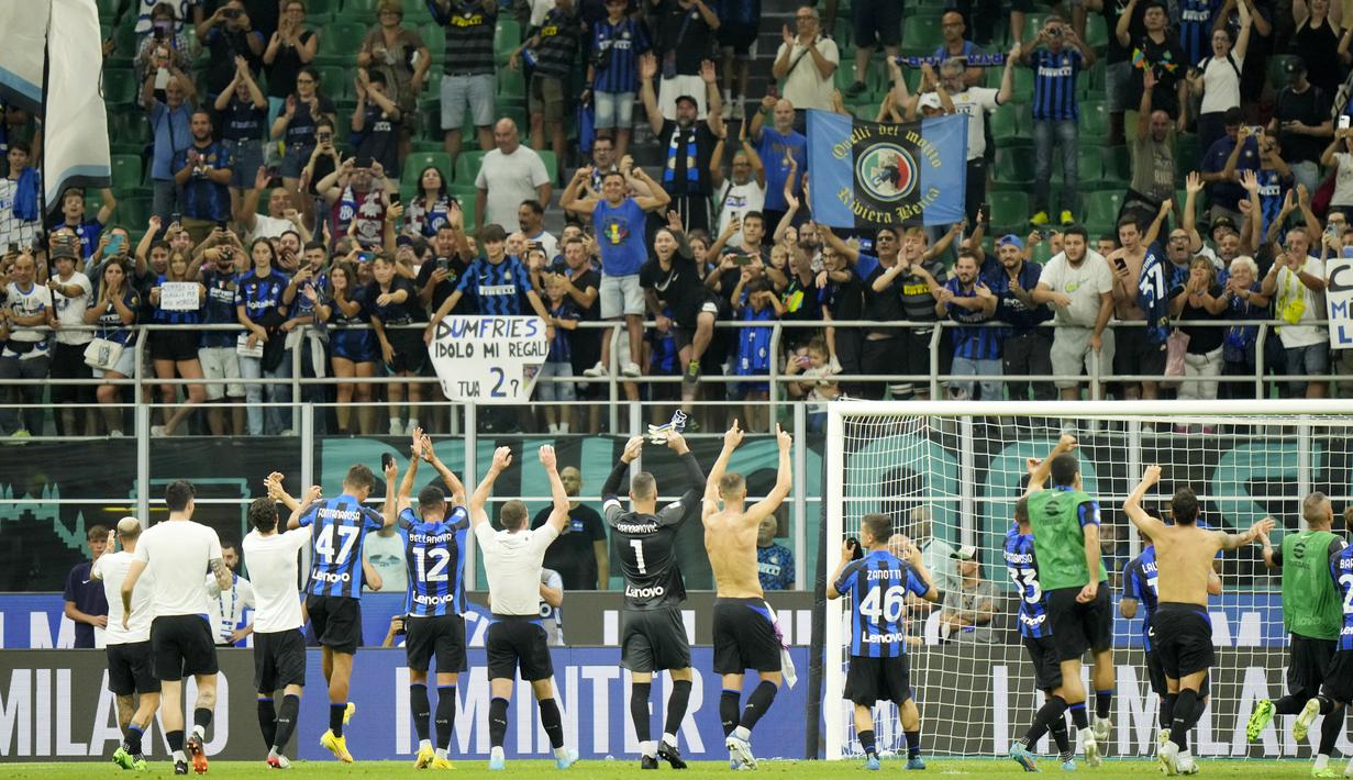 Kemenangan ini mendongkrak posisi Inter ke peringkat dua klasemen sementara, menyalip sang rival AC Milan. (AP/Luca Bruno)
