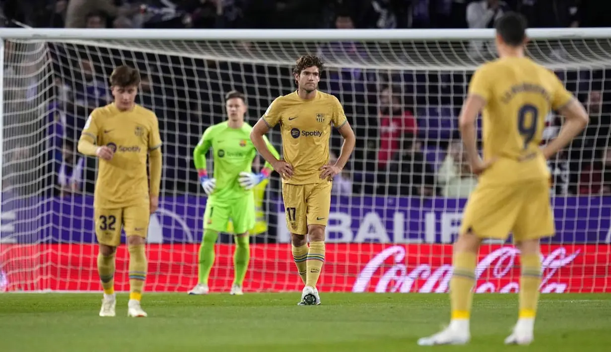 Pemain Barcelona tertunduk lesu setelah dikalahkan Real Valladolid pada laga pekan ke-36 La Liga di di Estadio Municipal Jose Zorilla, Rabu (24/5/2023). Barca takluk 1-3 dari tuan rumah Real Valladolid. (AP Photo/Manu Fernandez)