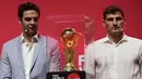 <p>Mantan pemain Brasil Kak&aacute; (kiri) dan mantan kiper Spanyol Iker Casillas menunjukkan trofi Piala Dunia FIFA Qatar selama Tur Trofi oleh Coca-Cola dimulai hari ini dengan acara pemberhentian pertama di Dubai, Uni Emirat Arab, Kamis (12/5/2022). (AP Photo/Kamran Jebreili)</p>