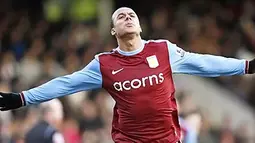 Gaya selebrasi dari striker Aston Villa, Gabriel Agbonlahor yang memborong gol kemenangan 2-0 menghadapi Fulham dalam partai Liga Premier di Craven Cottage, London, 30 Januari 2010. AFP PHOTO/IAN KINGTON